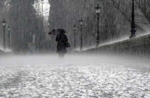 Selin vurduğu Karadeniz’e sağanak yağış uyarısı: Yıldırım, dolu ve fırtınaya karşı tedbirli olun