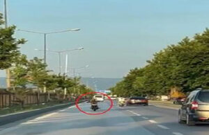 Bursa’da tehlikeli sürüş! Motosikleti, üzerine yüzüstü uzanarak kullandı