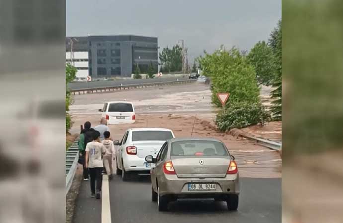 Ankara-Eskişehir kara yolu, sağanak nedeniyle trafiğe kapatıldı