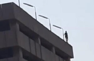 16. kattan atlayan kadını itfaiye brandası kurtardı!