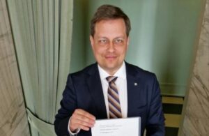 Finlandiya’da ‘Nazi’ istifası!