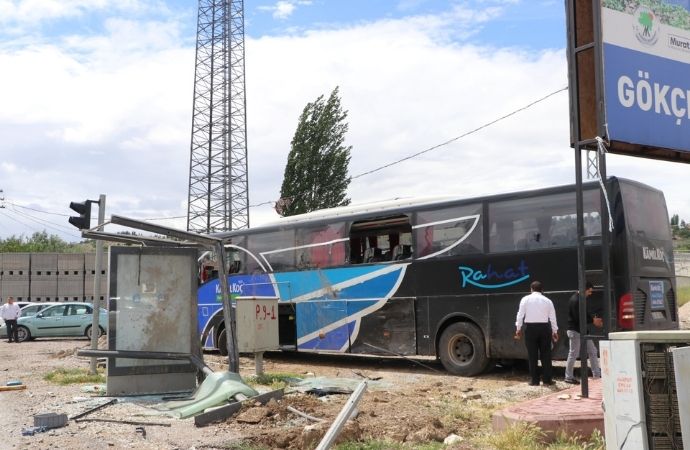 Ankara’da otobüs minibüse çarpıp durağa daldı!