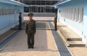 Kore Demokratik Halk Cumhuriyeti sınırını geçen bir Amerikan askeri gözaltında