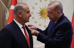 AKP’ye selam çakarak istifa eden Aytekin Kaya’nın rozetini Erdoğan taktı!