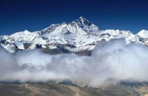 Everest’ten dönen 6 kişiyi taşıyan helikopter gizemli bir şekilde kayboldu
