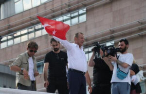 Tanju Özcan, CHP önüne koltuk fırlattı! “Kılıçdaroğlu al bu koltuğu git evinde otur, torunlarını sev”