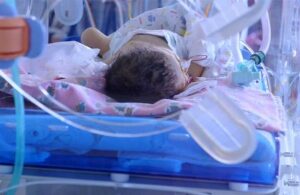 Kanepeden düştü denilen bir yaşındaki bebeğin ölümünde dayak şüphesi
