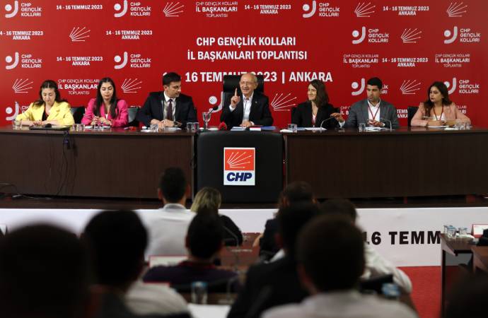 Kemal Kılıçdaroğlu gençlik kolları il başkanlarıyla bir araya geldi