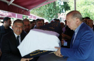 AKP’li Cumhurbaşkanı Erdoğan ve Abdullah Gül tabutu birlikte omuzladı
