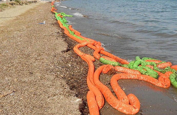 İzmir’de gemiden bırakılan atıklar sahile vurdu!
