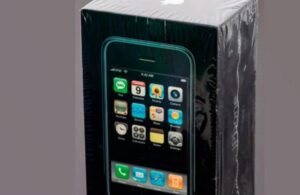 Kutusunun jelatini bile sökülmeyen ilk iPhone rekor fiyata satıldı
