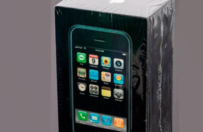Kutusunun jelatini bile sökülmeyen ilk iPhone rekor fiyata satıldı