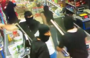 Kar maskeli ve sopalı saldırganlar marketi birbirine kattı! 5 kişi gözaltında