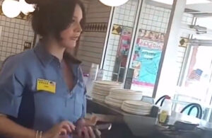 Görenler inanamadı! Dünyaca ünlü yıldız Lana Del Rey waffle dükkanında çalışırken görüntülendi