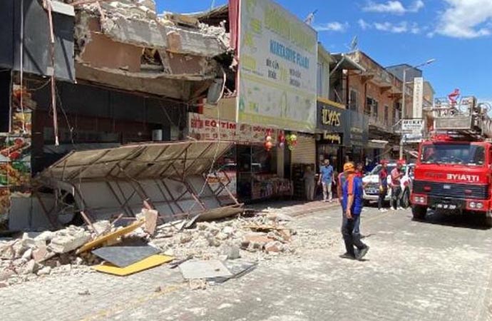 Osmaniye’de ağır hasarlı bina çöktü: 3 yaralı