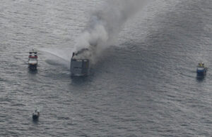 3 bin otomobili taşıyan gemide yangın: Müdahale edilemiyor