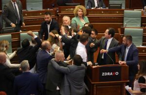 Meclis karıştı, milletvekilleri birbirlerine yumruklarla saldırdı