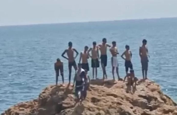 Antalya’da sığınmacılar ÖSO bayrağı ile denize girdi!