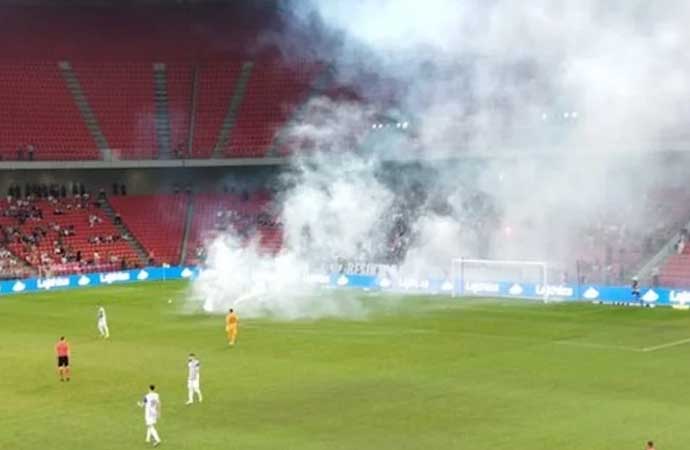 Sahaya meşale yağdı! Tirana Beşiktaş maçı gecikmeli başladı