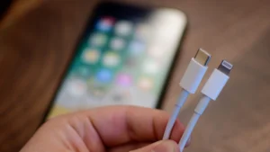 Son birkaç gündür iPhone 15’lerin USB-C şarj kablosu hakkında sızıntılar gerçekleşti. Daha önce kabloların renkli olacağını paylaşan Majin Bu şimdi de daha fazla ayrıntıyı ortaya çıkardı.