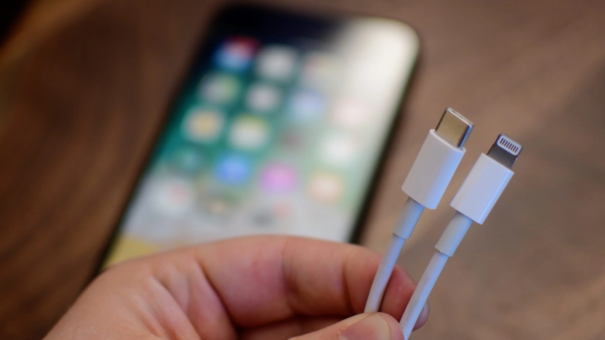 iPhone 15 ailesinin USB-C şarj kabloları hakkında yeni bilgiler paylaştı