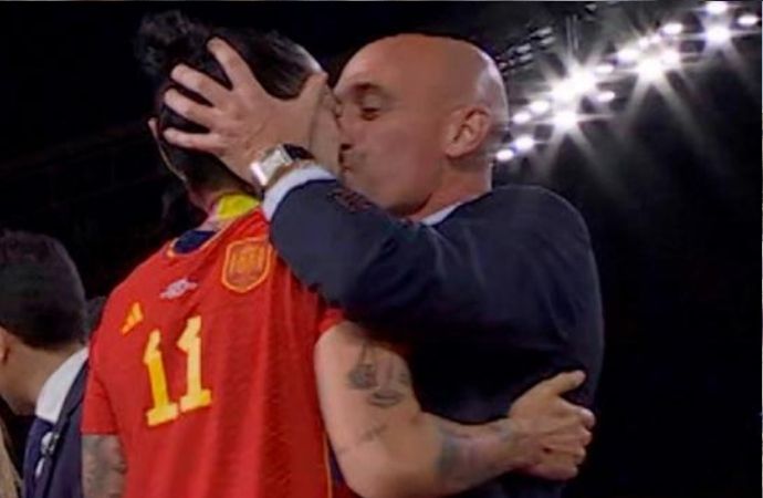 Federasyon başkanı milli futbolcuyu dudağından öptü, İspanya karıştı! Başbakandan istifa çağrısı