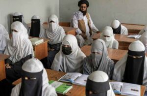 Taliban’ın hedefi yine kız çocukları! 10 yaşından büyüklerin okula gitmesi yasaklandı