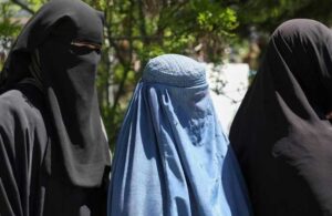 Taliban burs kazanan kadınların ülkeden ayrılmasını engelledi
