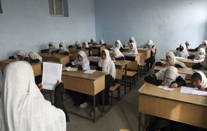 Afganistan’da 10 yaşından büyük kız çocukların okula gitmesi yasaklandı