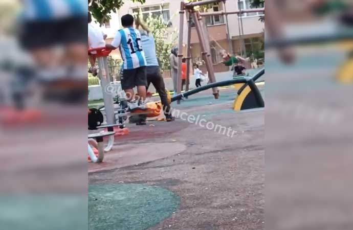 Oğlunun düşüp kolunu kırdığı oyun parkını baltayla parçaladı
