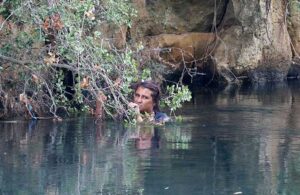 Su kanalına düşen genç kadın ağaç dalına tutunarak kurtuldu
