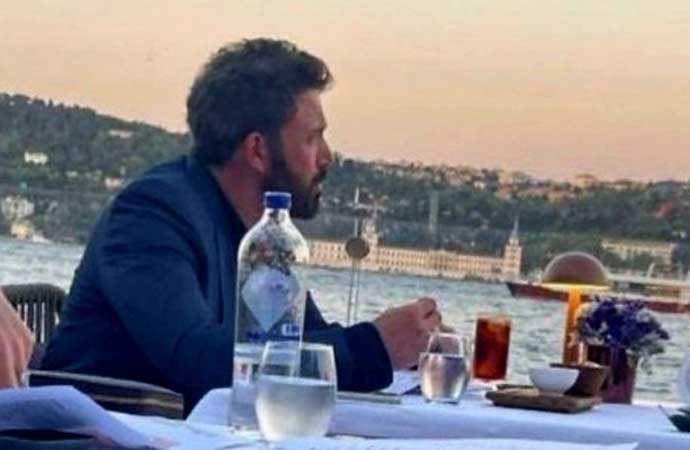 İstanbul’a gelen Ben Affleck, Boğaz’da tek başına yemek yedi, uzun uzun ufuklara daldı