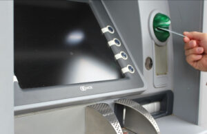 İrlanda’da para dağıtan bozuk ATM’nin önünde kuyruk oluştu