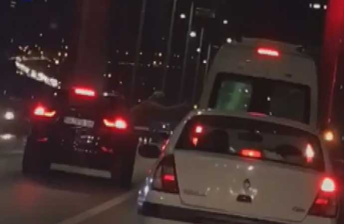 Trafik magandaları yine sahnede! Boğaz Köprüsü’nde otomobilden sarkıp minibüs şoförüne vurmaya çalıştı!