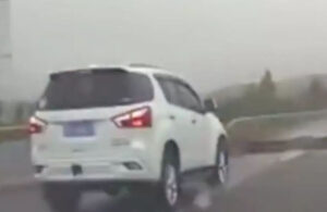Çin’de aniden yer yarıldı araç içine düştü