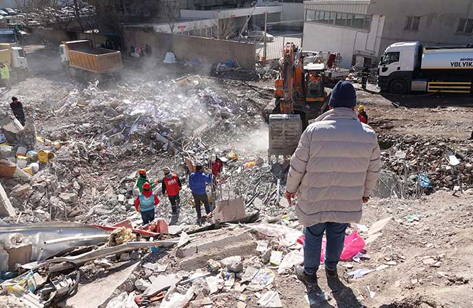 Diyarbakır’da depremde yıkılan 12 katlı binanın 6 katı kaçakmış