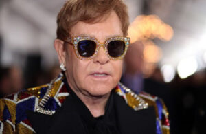 Dünyaca ünlü şarkıcı Elton John hastaneye kaldırıldı