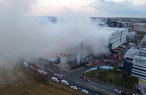 Arnavutköy’de 4 katlı fabrikada yangın!