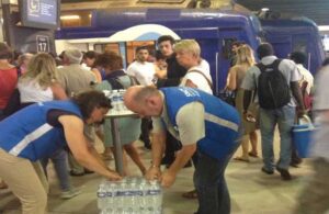Fransa sıcak havaya karşı tren ve metrolarda su dağıtmaya başladı