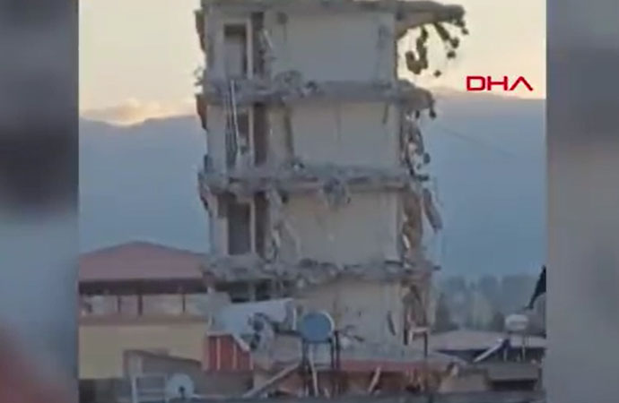 Gaziantep’te ağır hasarlı bina çelik halatlarla yıkıldı! Mahalleyi toz bulutu kapladı