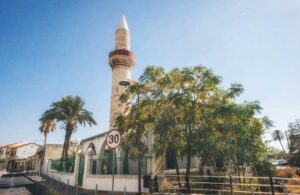 Güney Kıbrıs’ta camiye provokatif saldırı!