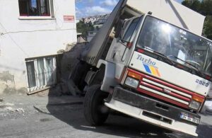 İstanbul’da yokuş çıkarken kayan kamyon gecekonduya çarptı