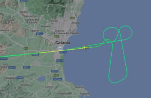 İniş yapamayan pilot sinirden gökyüzünde penis çizdi