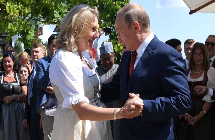 Düğününde Putin’le dans eden eski Avustralyalı bakan Rusya’ya taşındı