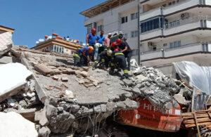 Ağır hasarlı bina yıkım sırasında çöktü! Enkaz altındaki işçi hayatını kaybetti