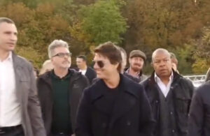 Tom Cruise’a sokak müzisyenlerinden “Görevimiz Tehlike” sürprizi