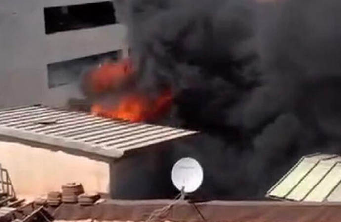 Banka çatısındaki klima motoru patladı yangın çıktı