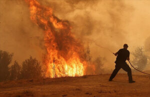 Yunanistan’da orman yangını 4. gününde: Alevler sanayi bölgesindeki fabrika ve depolara kadar ulaştı