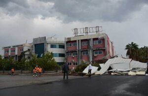 Mersin’de fırtına: İki okulun çatısı uçtu!