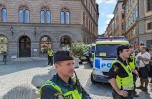 İsveç’te Kuran’a saldırıya polis koruması! Engellemye çalışan 15 kişiye gözaltı